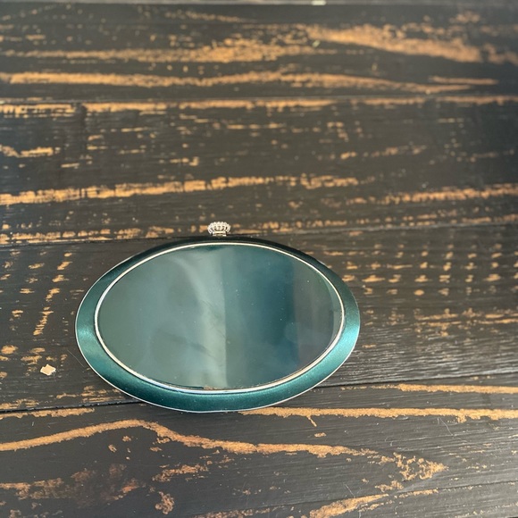 Green oval clutch, almost gem like! Stunning for date night - Picture 2 of 3